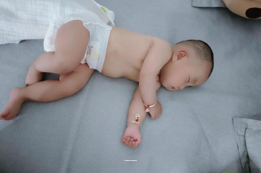借卵生子机构宝宝拍嗝的正确方法